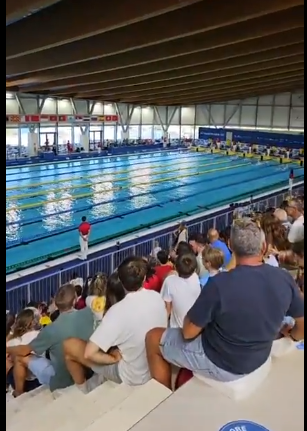 UGirovago77000's tweet photo. Inaugurata in pompa magna per i giochi del Mediterraneo il nuovo stadio del nuoto a Taranto.
Costato 41 milioni.
Domani la struttura chiude per mancanza di personale e soldi per l'illuminazione,riscaldamento e tutto il resto. https://t.co/A9pzGDtjsF