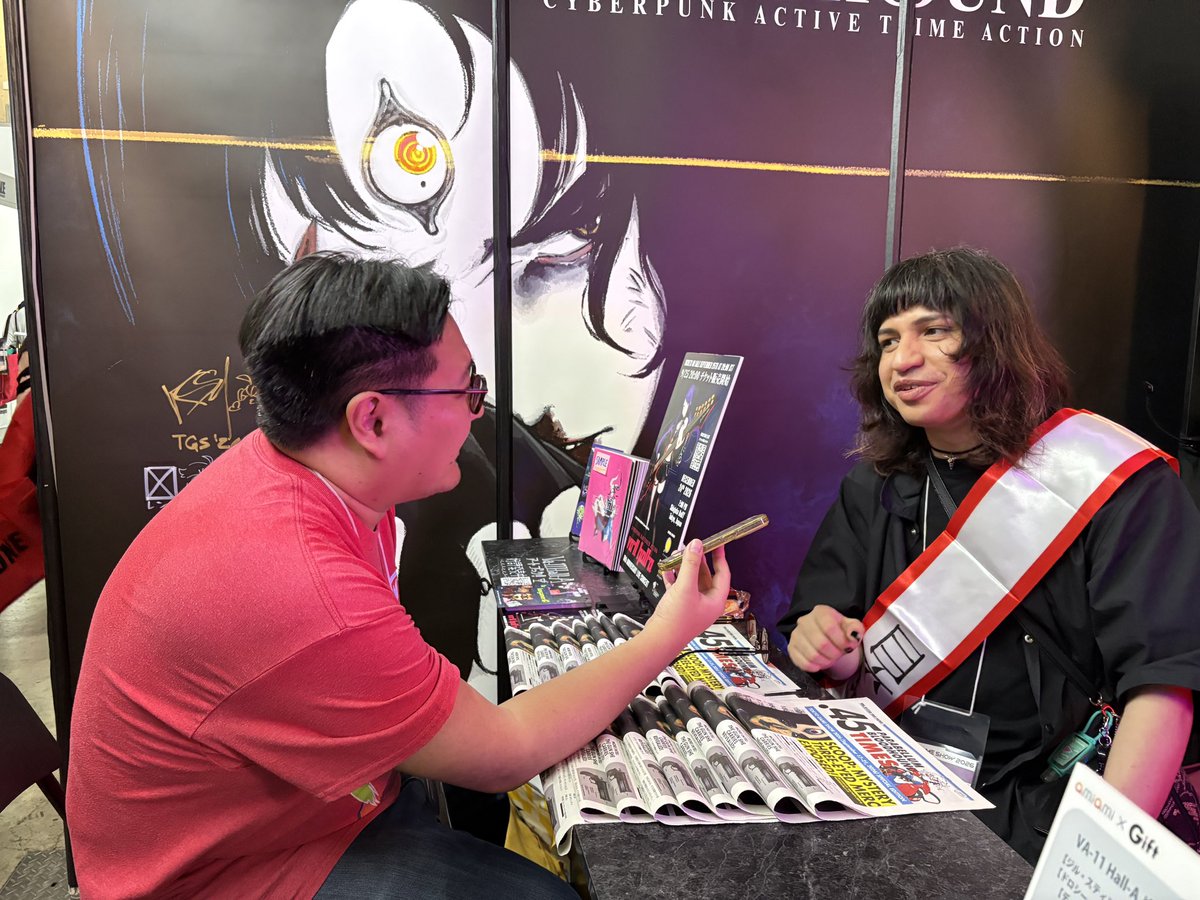 rinoaskyes's tweet photo. 東京ゲームショウにて、@NNoroshiは@SukebanGamesの広報を担当しました。VA11 Hall-Aの大ファンとして、チームをサポートできたことは本当に光栄でした！ブースには何度も足を運んだのですが……今になって、写真を撮ったり『.45PB』をプレイしたりしなかったことに気づきました😭😭 https://t.co/1iCx59Zxcv