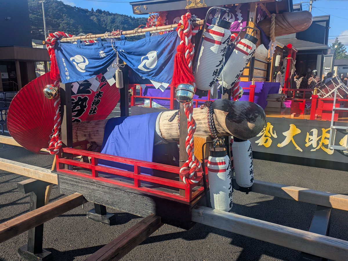 guritogura17139's tweet photo. 枋ノ木金勢祭り🏮

山車や神輿の迫力は、やっぱり近づいて生で見ると最高でした！

そして最後を締めくくる毎年恒例の神輿運ぶレース。
今年の優勝チームは…🏆️ 常備消防チーム！
今年で６連覇になるそうです。
おめでとう🎉

熱気と歓声に包まれた、最高のフィナーレでした✨

#枋ノ木金勢祭り https://t.co/vEyKK8SS40
