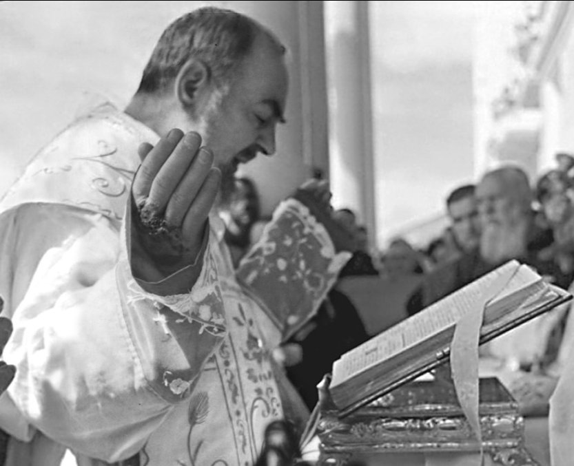 paracleto4's tweet photo. Nel 1916 Padre Pio scrive a Giuseppina Morgera, sua figlia spirituale, che gli aveva chiesto di parlarle di Gesù. Questa lettera merita di essere letta per intero, non solo scorsa con un like.

«Vi promisi di parlarvi di Gesù nell’altra mia, e perciò tengo un debito da scontare con voi. Ma figlia mia, dove debbo incominciare? Gesù, in tutta la sua vita mortale, ci diede continue prove di amore, ma fra queste le più insigni sono il sacrificio del Calvario e l’istituzione della Santissima Eucaristia. Dell’uno e dell’altra poche parole io ne dirò, non perché io vi trovassi digiuna ovvero bisognevole d’istruzione in riguardo, ma il fo unicamente per corrispondere ad un vostro e mio sacrato bisogno. Il fo affin di procurare di sempre meglio conoscere noi stessi, che, per un tratto della divina misericordia, ne siamo in possesso di tutte queste finezze di amore.

Gesù stesso aveva detto: “Non v’è prova maggiore di affetto che quella di dare la vita per gli amici”. Eppure, mia buona figliola, Gesù Cristo, a dir di san Bernardo, volle fare anche di più, perché diede la vita non per gli amici solo, ma per i suoi nemici medesimi, quali tutti erano in realtà gli uomini morti per la colpa alla vita soprannaturale della grazia.

Ma il divin Maestro prima di questa prova massima di carità, che ebbe compimento sulle vette del Calvario, volle darci nella sua infinita Bontà e Sapienza una incomparabile manifestazione di tenerezza, che fosse in pari tempo un perenne ricordo e come una continuazione della sua opera di redenzione.

Difatti in quella medesima notte memoranda in cui gli uomini si accingevano a preparargli tradimenti e morte, Gesù pensò a lasciar loro se stesso affinché intendessero che il suo amore era così grande che, invece di raffreddarsi di fronte a tante offese, vieppiù intenso si rendeva. Portiamoci col pensiero nel Cenacolo; miriamo Gesù seduto a mensa cogli Apostoli; ha gli occhi splendenti di una luce straordinariamente soave; quel suo volto divino è oltre il solito acceso. Egli è proprio in una estasi d’amore! Rivolto agli Apostoli, con voce commossa ed affettuosa dice loro: “Ho desiderato ardentemente di mangiare questa Pasqua con voi prima di patire...”. “Non si turbi però il cuor vostro e non tema, perché non vi lascerò orfani, ma sarò con voi sino alla consumazione dei secoli”. E finita la Cena pasquale prese il pane e benedettolo lo porge ai suoi: “Prendete e mangiate: questo è il mio corpo!”. E la sostanza del pane si cangiò nel suo adorabile corpo. Poi prese il calice, e reso le grazie, disse: “Prendete e bevete: questo è il mio sangue, il sangue della nuova alleanza, che deve essere sparso per voi in remissione dei peccati”. E la sostanza del vino si mutò nel suo sangue preziosissimo.

Ma la carità di questo divino Amante, figliuola mia, non è ancora al colmo. Egli volle che non solo i presenti fossero partecipi d’un dono così grande, ma ancora tutti i suoi seguaci nei secoli avvenire. Memore della dolcissima promessa fatta poco innanzi con quelle tenerissime parole: “Non si turbi il cuor vostro e non tema, perché non vi lascerò orfani, ma sarò con voi fino alla consumazione dei secoli”. Memore ancora di quelle altre memorabili parole: “Venite a me voi tutti che siete affaticati ed aggravati, ed io vi solleverò”. Memore, dico, quest’oggi delle sue promesse di amore ai suoi inviati conferisce, innanzi di uscire dal Cenacolo per recarsi nell’orto degli olivi, agli Apostoli la pienezza d’un sacerdozio che doveva, per mezzo della sacra ordinazione, conferirsi e trasmettersi ad altri sino alla consumazione dei secoli.

La sua parola: “Fate questo in memoria di me” assicurava l’universalità del dono attraverso tutti i luoghi e tutti i tempi. Egli ha dato compimento alle brame amorose del suo Cuore santissimo, che pure aveva detto di trovare le sue delizie nello stare coi figli degli uomini.

Figliuola mia, non consentiremo noi con l’Apostolo prediletto che, nel rapimento dell’ammirazione, proclama l’eccesso della carità di questo divin Redentore per gli uomini: “In finem dilexit eos”? Non è infatti la Santissima Eucaristia un compendio che in sé racchiude ogni sorte di grazia? Ma che dico? La Santissima Eucaristia non è solamente un compendio degli altri suoi doni, ma è un dono nuovo singolarissimo della sua immensa carità per noi perché Gesù, dandosi in cibo e bevanda all’uomo, con lui s’immedesima mediante l’unione la più perfetta che possa avverarsi fra la creatura ed il Creatore; insieme con la santissima umanità gli dà i meriti infiniti acquistati su questa terra; gli dà la sua divinità con i tesori immensi della sua Sapienza, della sua Onnipotenza, della sua Bontà.

E qui mi duole dover far punto perché le forze mi vengono meno e la mano mi trema, ma innanzi di finire non posso trattenermi dall’esclamare qui con Giovanni Crisostomo: “O uomo, considera attentamente l’amore che ricevi, la mensa a cui ti assidi. Noi facciamo cibo Colui nel vedere il quale tremano gli Angioli né ardiscono guardarlo per lo splendore onde brilla; noi diventiamo con Gesù una carne sola ed un solo corpo. Chi racconterà le meraviglie del Signore? Chi farà risuonare le sue lodi? Alcune madri affidano i loro figli alle nutrici, ma non fa così Gesù: Egli ci nutre del suo proprio sangue, ed in tutte le guise a noi si unisce”.

Giuseppina! La Santissima Eucaristia è il massimo dei miracoli; è il segno ultimo e più grande dell’amore di Gesù per noi ed Egli tutto questo l’ha operato per darci una vita piena, abbondante, perfetta: “Io venni – Egli dice – perché gli uomini abbiano la vita” – e questa infatti Egli ci diede mediante la sua Incarnazione –, “e l’abbiano in abbondanza”, e questo pure è ciò che ci va dando ogni giorno più ancora nella Santissima Comunione.

Finisco con l’animarci a vicenda di conservare in noi con maggior gelosia il prezioso deposito della vera fede in questo sacramento, di riconoscerne con sensi di gratitudine sempre maggiore della bontà di Dio l’immenso beneficio, di amare con maggior trasporto questo Dio di amore, di compierne con maggiore diligenza tutte le opere sante per piacere a questo Dio umanato per un dì goderne più copioso il frutto qui in terra ed ottenerne più ricco il guiderdone nei cieli».

Dolcissimo Iddio. 41 lettere inedite alla diletta figlia spirituale, Piemme.