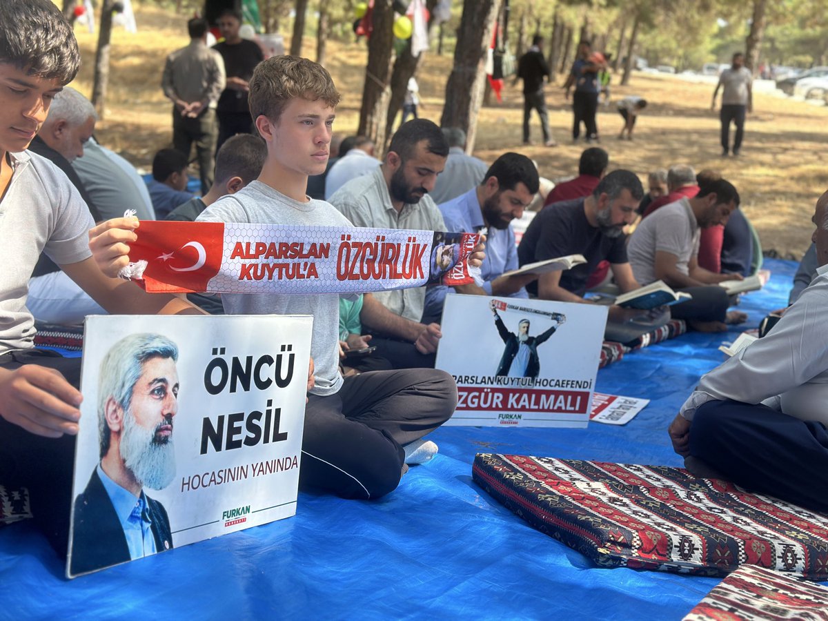 FurkanDerGzntp's tweet photo. Alparslan Kuytul Hocaefendi Semra Kuytul Hocahanım ve Furkan gönüllüsü kardeşlerimizin özgürlüklerinden mahrum bırakıldığı bu süreçte, okumanın, düşünmenin ve hakkı dile getirmenin önemine dikkat çekmek amacıyla kitap okuma etkinliğinde bir araya geldik.

Kitaplarımızı okuyor ve yaşanan haksız tutukluluklara karşı sessiz kalmadığımızı gösteriyoruz.

📖 Bir kitap, bir mesaj, bir duruş…

#HocamlaOkuyorum
