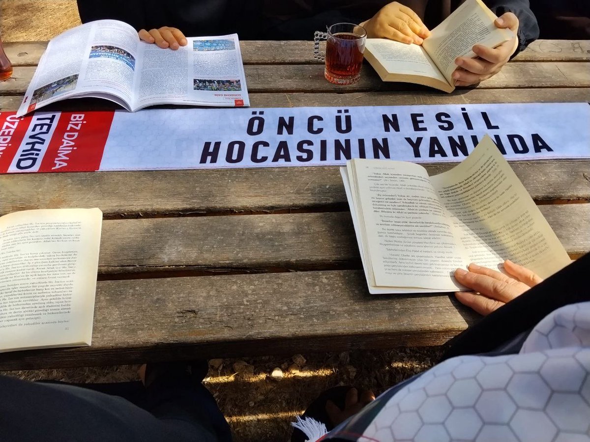 FurkanDerGzntp's tweet photo. Alparslan Kuytul Hocaefendi Semra Kuytul Hocahanım ve Furkan gönüllüsü kardeşlerimizin özgürlüklerinden mahrum bırakıldığı bu süreçte, okumanın, düşünmenin ve hakkı dile getirmenin önemine dikkat çekmek amacıyla kitap okuma etkinliğinde bir araya geldik.

Kitaplarımızı okuyor ve yaşanan haksız tutukluluklara karşı sessiz kalmadığımızı gösteriyoruz.

📖 Bir kitap, bir mesaj, bir duruş…

#HocamlaOkuyorum