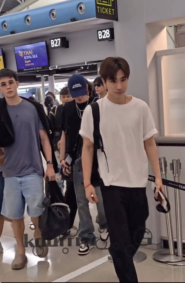 fei_meii's tweet photo. Their journey back to Thailand,.🥰

#PerthSantaXFanday33inOSAKA #GMMTVFANDAY33INOSAKA #PerthTanapon #Santapp #PerthSanta https://t.co/h3qvxW3r8K