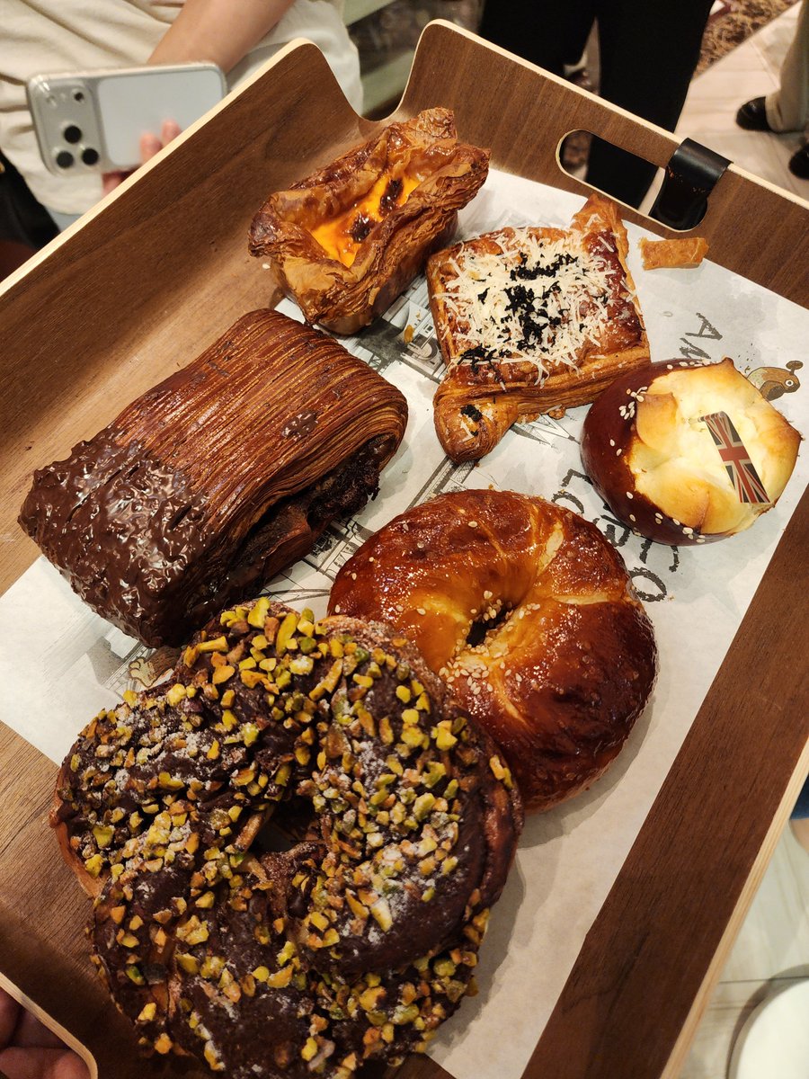 chohaeeun's tweet photo. มา 🤣 #AMAMLonbakeryTH รีวิวเวอร์ชันไม่เจออินฟลู แต่เจอ SOP ค่อนข้างเละเทะ คือนี่มีธุระต่อตอน 13.45 แต่เผื่อเวลามากๆ

 ต่อแถวจนได้เข้าซื้อขนมปังตอนเกือบบ่าย ก็คิดว่าทันแน่ๆ คิดเงินไม่น่านาน ปรากฏเลือกเสร็จ รอจ่ายเงินอีก 40 นาที ย้ำ แค่คิดเงิน 😅 นี่เลยถามพนงว่าทำไมคิดเงินนาน เขาบอกพนงยังใหม่มากต้องคีย์ขนมทีละชนิดแล้วยังไม่ชินชื่อขนม

แต่เราสังเกตว่าเขาถามทุกคนว่าฟอลไอจีร้านหรือยัง (เป็นโปรลด51%*) และมันยิ่งทำให้ช้าไปอีก เราเลยบอกว่า ถ้าคุณอยากจะให้คนใช้โปรนี้ คุณก็ประชาสัมพันธ์ล่วงหน้าสิ บอกตั้งแต่ในแถวรอเข้าร้านเลย จะได้ไม่ต้องมาบอกทีละคนหน้าเคาน์เตอร์ เขาก็รับคำไป

ปัญหาอื่นๆ ที่เจอก็ตามนี้
- ผู้บอ? หุ้นส่วน? และผองเพื่อน พากันมายืนเม้าตรงที่เลือกขนม ร้านเล็กอยู่แล้วมันก็ยิ่งเดินยาก
- สั่งเครื่องดื่มต้องไปรับชั้น 2 แต่พนงไม่ประสานงานกันว่าต้องบอกลค ว่าให้ยื่นใบเสร็จ+แจ้งชื่อ เพื่อให้เขาออกออเดอร์และแจ้งชื่อได้ 🤣 บางคนก็ไปยืนรออยุ่นานกว่าจะทราบ
- แน่นอนจะมีคนของร้านเก็บภาพคุณต่อคิวอยุ่อย่างงั้นนน
- ปล่อยเข้าร้านครั้งละประมาณ 5 คน ไม่ได้จับเวลานะว่ารอบละกี่นาที น่าจะแล้วแต่ว่าเคลียร์ลคหน้าเคาน์เตอร์ได้ไวแค่ไหน ซึ่งไม่ไว รอ 7 ชั่วโคตร

จบ  

เออขนมอร่อยดี แต่ operation ตรัยโหงมาก วางแผนหน่อย ประชุมหน่อย ลงทุนกับตรงนี้หน่อย เจอร้านเปิดใหม่เป็นงี้หลายทีละ เสียเส้น โมโห