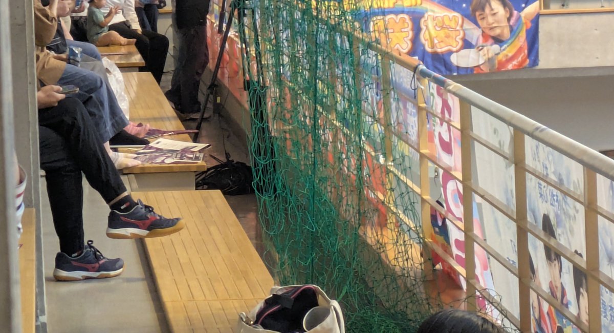 HIR06405's tweet photo. 小さな体育館で、たった2列しかない2階自由席。
横断幕のせいで視界が遮られて、1列目に座れない。
荷物置きにするか立って観戦するしかない。
これはヒドい。主催者も、横断幕を張った人も。
#Tリーグ #TLEAGUE #山科地域体育館
#京都カグヤライズ #日本ペイントマレッツ https://t.co/7u1YDuW0LA