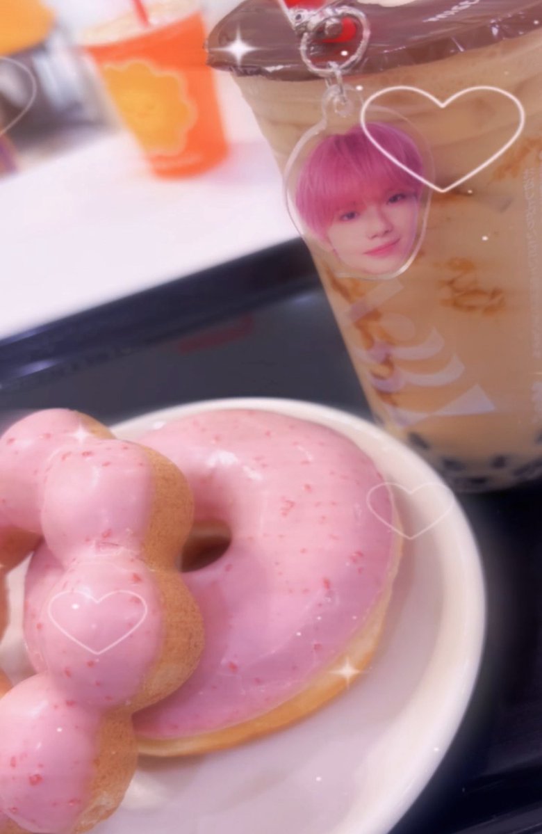 y__skcp's tweet photo. みんな撮ってるやつやりたくて写真撮ってたらママその顔誰？貸して！○○も顔つけたい！顔欲しい！ピンクの顔欲しい！っておねだりされたよピンクの佳暉ﾁｬﾝ(顔) https://t.co/bWzfQIf8HI