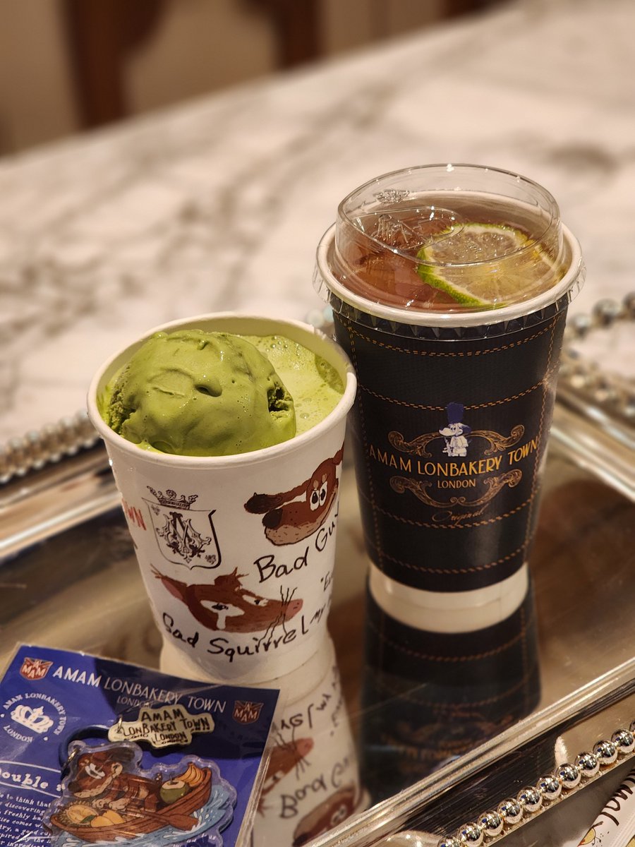 chohaeeun's tweet photo. มา 🤣 #AMAMLonbakeryTH รีวิวเวอร์ชันไม่เจออินฟลู แต่เจอ SOP ค่อนข้างเละเทะ คือนี่มีธุระต่อตอน 13.45 แต่เผื่อเวลามากๆ

 ต่อแถวจนได้เข้าซื้อขนมปังตอนเกือบบ่าย ก็คิดว่าทันแน่ๆ คิดเงินไม่น่านาน ปรากฏเลือกเสร็จ รอจ่ายเงินอีก 40 นาที ย้ำ แค่คิดเงิน 😅 นี่เลยถามพนงว่าทำไมคิดเงินนาน เขาบอกพนงยังใหม่มากต้องคีย์ขนมทีละชนิดแล้วยังไม่ชินชื่อขนม

แต่เราสังเกตว่าเขาถามทุกคนว่าฟอลไอจีร้านหรือยัง (เป็นโปรลด51%*) และมันยิ่งทำให้ช้าไปอีก เราเลยบอกว่า ถ้าคุณอยากจะให้คนใช้โปรนี้ คุณก็ประชาสัมพันธ์ล่วงหน้าสิ บอกตั้งแต่ในแถวรอเข้าร้านเลย จะได้ไม่ต้องมาบอกทีละคนหน้าเคาน์เตอร์ เขาก็รับคำไป

ปัญหาอื่นๆ ที่เจอก็ตามนี้
- ผู้บอ? หุ้นส่วน? และผองเพื่อน พากันมายืนเม้าตรงที่เลือกขนม ร้านเล็กอยู่แล้วมันก็ยิ่งเดินยาก
- สั่งเครื่องดื่มต้องไปรับชั้น 2 แต่พนงไม่ประสานงานกันว่าต้องบอกลค ว่าให้ยื่นใบเสร็จ+แจ้งชื่อ เพื่อให้เขาออกออเดอร์และแจ้งชื่อได้ 🤣 บางคนก็ไปยืนรออยุ่นานกว่าจะทราบ
- แน่นอนจะมีคนของร้านเก็บภาพคุณต่อคิวอยุ่อย่างงั้นนน
- ปล่อยเข้าร้านครั้งละประมาณ 5 คน ไม่ได้จับเวลานะว่ารอบละกี่นาที น่าจะแล้วแต่ว่าเคลียร์ลคหน้าเคาน์เตอร์ได้ไวแค่ไหน ซึ่งไม่ไว รอ 7 ชั่วโคตร

จบ  

เออขนมอร่อยดี แต่ operation ตรัยโหงมาก วางแผนหน่อย ประชุมหน่อย ลงทุนกับตรงนี้หน่อย เจอร้านเปิดใหม่เป็นงี้หลายทีละ เสียเส้น โมโห