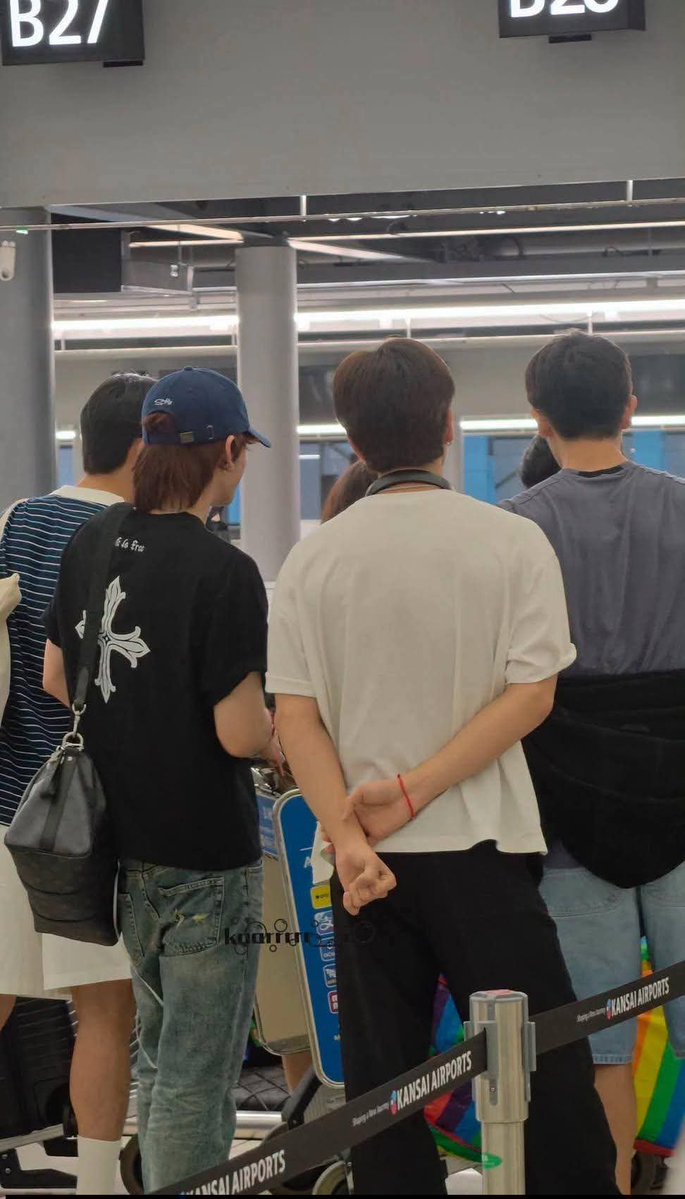 fei_meii's tweet photo. Their journey back to Thailand,.🥰

#PerthSantaXFanday33inOSAKA #GMMTVFANDAY33INOSAKA #PerthTanapon #Santapp #PerthSanta https://t.co/h3qvxW3r8K