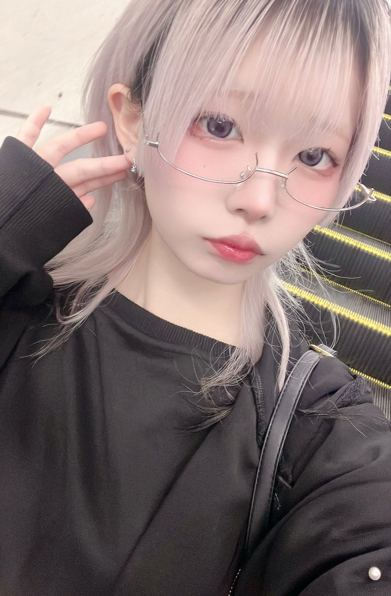 uturo_id's tweet photo. 髪死んでる https://t.co/8crQAQwgu5