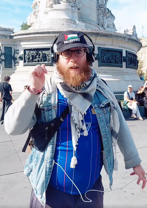 bet_Major's tweet photo. Casquette Palestine, maillot Mélenchon 2027, keffieh autour du cou, barbe d'islamiste. Une merde sur pattes lui. https://t.co/WwzcHumSkC