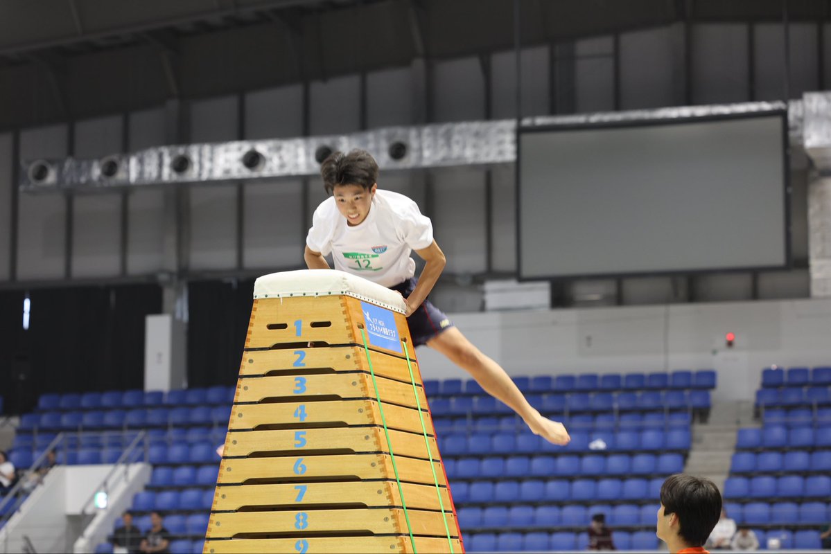 JGFgymnastics's tweet photo. 第1回跳び箱選手権大会「立飛箱」
アリーナ立川立飛

盛り上がっています！

中学生の部・男子🥇は飯野利樹選手（大泉スワロー体育クラブ）

体操競技に打ち込む中学3年生が23段（250cm）に成功して優勝しました

得意種目は跳馬、憧れは内村航平さんと橋本大輝選手

『すごく楽しかった』と笑顔でした https://t.co/mB20J7pus1