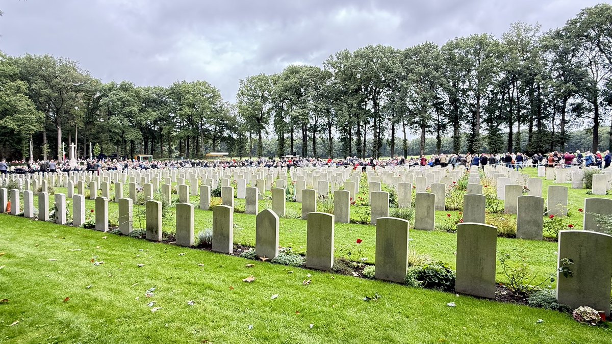 BattlefieldDisc's tweet photo. Normally, we are full on guiding around Market Garden commemorations and do not have time to attend one of the many ceremonies. But this year it fell right in between two tours. So, me and @jojohook2003 pottered down to Oosterbeek to attend the commemorative service at CWGC Oosterbeek, more commonly known as the Airborne Cemetery.