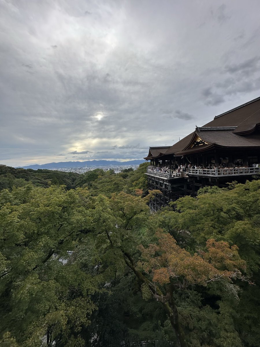 shihousyosi's tweet photo. 研修後は昼から京都観光。

八坂神社　久しぶりの八坂神社。荘厳な雰囲気。

清水寺　　いわゆる清水の舞台からの景色。

冷やしあめ　　清水からの帰り道、茶屋にて一服。　うまし😋

今日も宿泊し明日も京都観光の予定🗓️ https://t.co/5ROUNoDcA1
