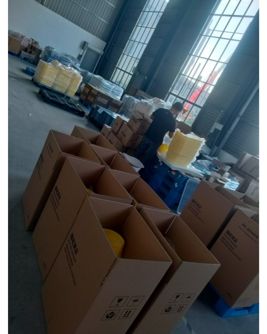 Ruiyipet's tweet photo. Afraid your pet bowls get broken during transit? We use shockproof individual packaging. Mixed sizes available, standard packing for sea or air shipment. DM us for inquiry. #PetBowl #PetFeeding #PetPacking #PetSupplyShipping https://t.co/Cu1uqCiTBz