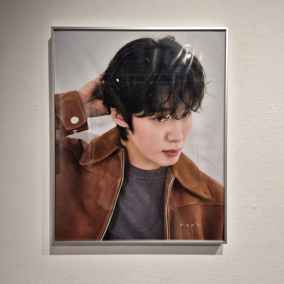 miejks's tweet photo. 9/12~28まで #渋谷PARCO #galleryx にて #キムドンヒ写真展 開催中 なかなか都合付かずやっと昨日1時間だけ時間ができたのでサクッと見るつもりで会場へ
すると会場内にドンヒ君が居て驚き👀‼️きさくにファンと談笑してくれる彼の雰囲気そのものの写真展でした
会場内の写真は撮影OK👍⇒続く https://t.co/xS9v3p9Aqp