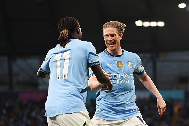 DeeTriumph's tweet photo. Kevin De Bruyne. 🇧🇪
Jeremy Doku. 🇧🇪

Two generations. Two special talents. One beautiful connection with Manchester City. 💙

Thank you, Belgium. 🇧🇪💙 https://t.co/rKmJlPXT5G