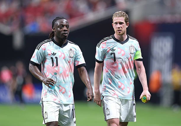 DeeTriumph's tweet photo. Kevin De Bruyne. 🇧🇪
Jeremy Doku. 🇧🇪

Two generations. Two special talents. One beautiful connection with Manchester City. 💙

Thank you, Belgium. 🇧🇪💙 https://t.co/rKmJlPXT5G