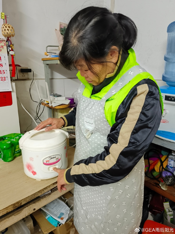 NeryKerfoot's tweet photo. A kind neighbor brought homemade hot soup over for my sick kid today—small acts of kindness make such a big difference in the block! ， https://t.co/E6QINe0Xb6