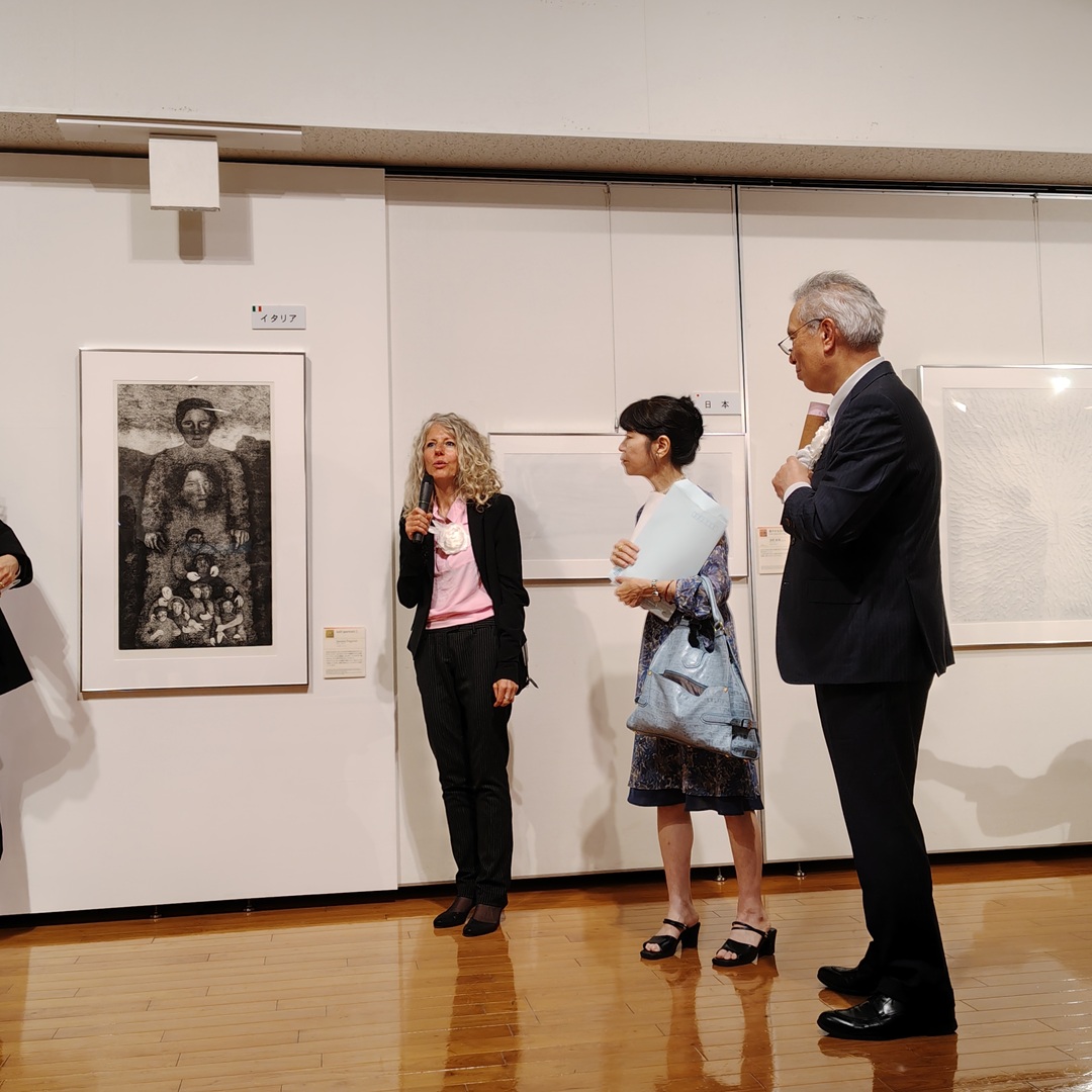 deredemonai's tweet photo. 土佐和紙の産地、高知県いの町で『第13回高知国際版画トリエンナーレ展』（いの町紙の博物館）開幕。開会式・表彰式に呼んでいただく。
3枚目：大賞はイタリアのセレーナ・パニーニ氏（左）。審査員長は元・神奈川県立近代美術館館長の水沢勉氏（右）。久しぶりに水沢さんと対面で話がはずむ。 https://t.co/bTHB9QKddJ