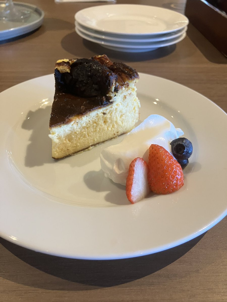 Ryo_D_Eye's tweet photo. 昨日で出張終わって、今日からシルバーウィーク始まった！ってことで早速スイーツおじさんになってしまった https://t.co/CnF70fN0Bm