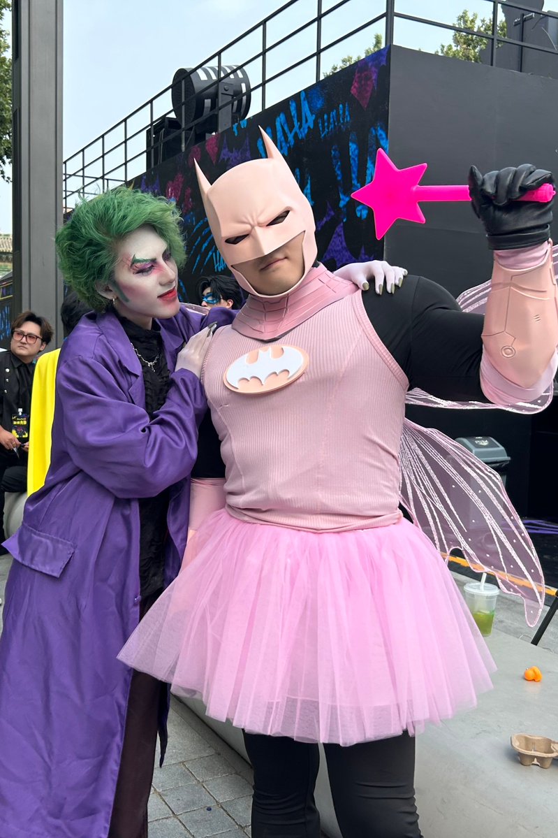 Poisonfire42's tweet photo. #BatmanDay in Beijing
I want to post this one separately because it's sooooo adorable https://t.co/PBzxIBUxyj