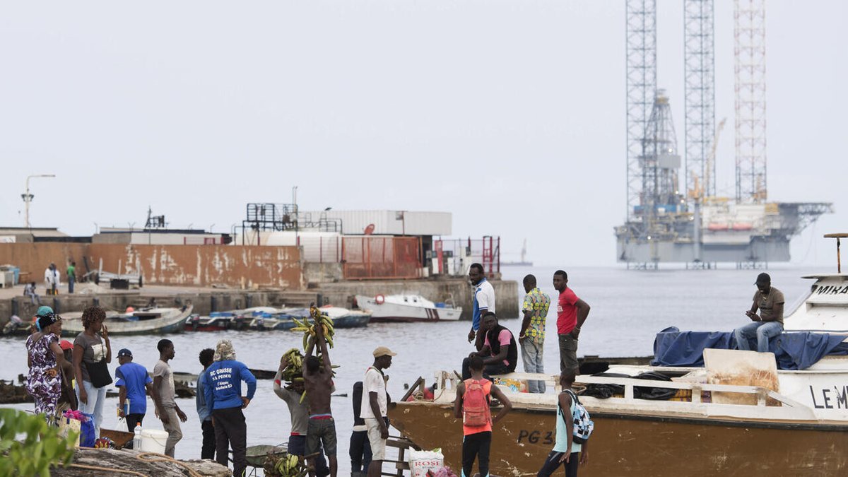 RFI's tweet photo. Gabon: un Conseil des ministres délocalisé à Port-Gentil, adoption d'un projet de loi de finances
➡️ https://t.co/JvdAo8YwPz https://t.co/3BXwiqp2cK