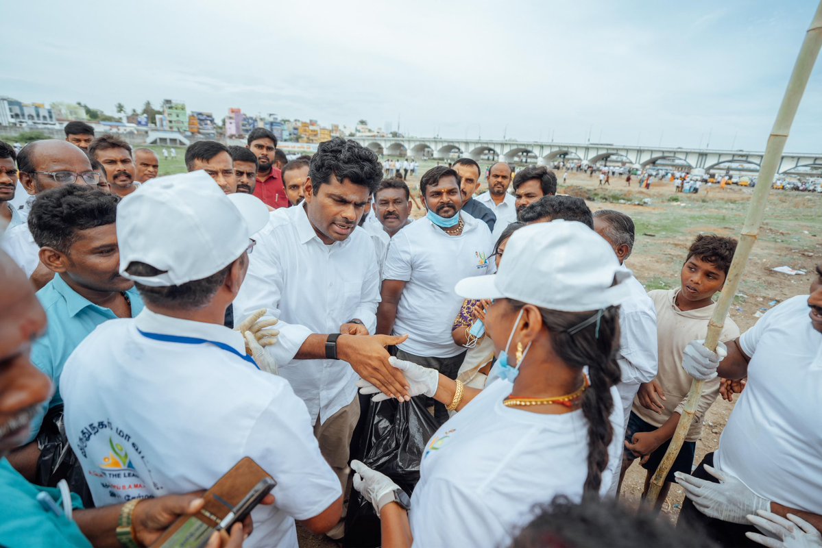 annamalai_k's tweet photo. “சுத்தமான, வளமான தமிழகம்” என்ற இலக்கை முன்னிறுத்தி, நமது @WTLFoundation சார்பில் இன்று காலை நடைபெற்ற வைகை நதி தூய்மைப் பணியில் கலந்து கொண்டது பெருமையளிக்கிறது.

மாணவர்கள், இளைஞர்கள், சமூக ஆர்வலர்கள் மற்றும் பொதுமக்கள் என பலரும் ஒன்றிணைந்து இந்தப் பணியில் ஆர்வத்துடன் பங்கேற்றது, சுற்றுச்சூழல் பாதுகாப்பில் மக்கள் கொண்டுள்ள அக்கறையையும், மக்கள் இயக்கத்தின் வலிமையையும் வெளிப்படுத்துகிறது.

தொடர்ந்து ஏழாவது வாரமாக நடைபெற்று வரும் வைகை நதி தூய்மைப் பணியின் மூலம், இதுவரை சுமார் 160 டன் குப்பைகள் நதியிலிருந்து அகற்றப்பட்டுள்ளன. மக்கள் ஒன்றிணைந்து செயல்பட்டால், நிச்சயம் மாற்றத்தை உருவாக்க முடியும் என்பதற்கு இது ஒரு சிறந்த எடுத்துக்காட்டு.

நதிகள் நமது வாழ்வாதாரத்தின் அடித்தளம். வைகை போன்ற வரலாற்றுச் சிறப்புமிக்க நதிகளைப் பாதுகாப்பது அரசின் கடமை மட்டுமல்ல; ஒவ்வொரு குடிமகனுக்கும் உள்ள சமூகப் பொறுப்பும் கூட. நமது நீர்நிலைகளைத் தூய்மையாகவும் பாதுகாப்பாகவும் வைத்திருப்பதே எதிர்கால தலைமுறைகளுக்கு நாம் வழங்கக்கூடிய மிகப்பெரிய சொத்து.

சுற்றுச்சூழல் பாதுகாப்பு, நீர்நிலைப் பாதுகாப்பு மற்றும் தூய்மையான தமிழகத்தை உருவாக்கும் நோக்கில், நமது @WTLFoundation சார்பில் தொடர்ந்து களப்பணிகள் முன்னெடுக்கப்படும். அரசியல் எல்லைகளைக் கடந்து, நமது மண்ணையும் இயற்கையையும் பாதுகாக்க அனைவரும் ஒன்றிணைவோம். நமது நதிகளைக் காப்போம். நமது நீர்நிலைகளைப் பாதுகாப்போம். வருங்கால தலைமுறைக்காக பசுமையான, தூய்மையான தமிழகத்தை உருவாக்குவோம். (1/2)