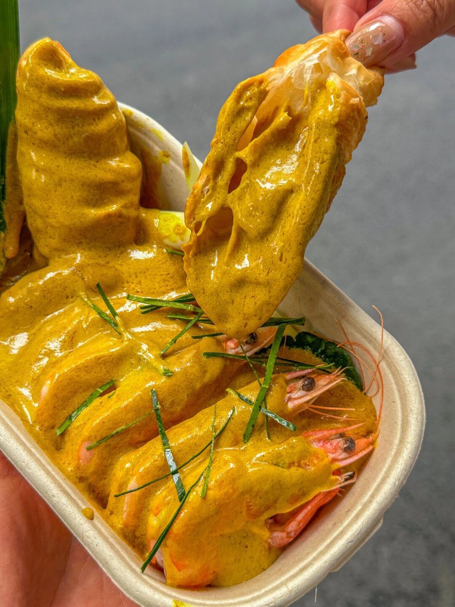 nathanelizabe2t's tweet photo. Found the hidden gem mango sticky rice in a tiny Bangkok street stall—warm coconut cream, ripe mango slices, that perfect chewy texture. Food heaven just hit different!， https://t.co/A5EpPdBIVN