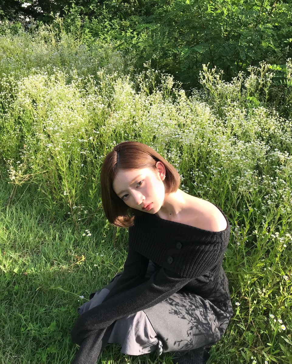 RLR11210203's tweet photo. 귤농장 딸래미인데 뽀얘가지구 아무도 농사 짓는다곤 생각 못하는 애랑 지친 도시 생활에 도피해 시골로 내려온 아줌마랑 무슨 일 났으면 좋겠다👉🏻👈🏻
자기를 아무도 모르는 시골로 내려온건데 앞집 사는 고딩이 한번 마주치더니 자꾸만 말을 걸어와서 대답없이 빤히 쳐다보다가 그냥 집 들어가길,, https://t.co/CtqkgQhVrg