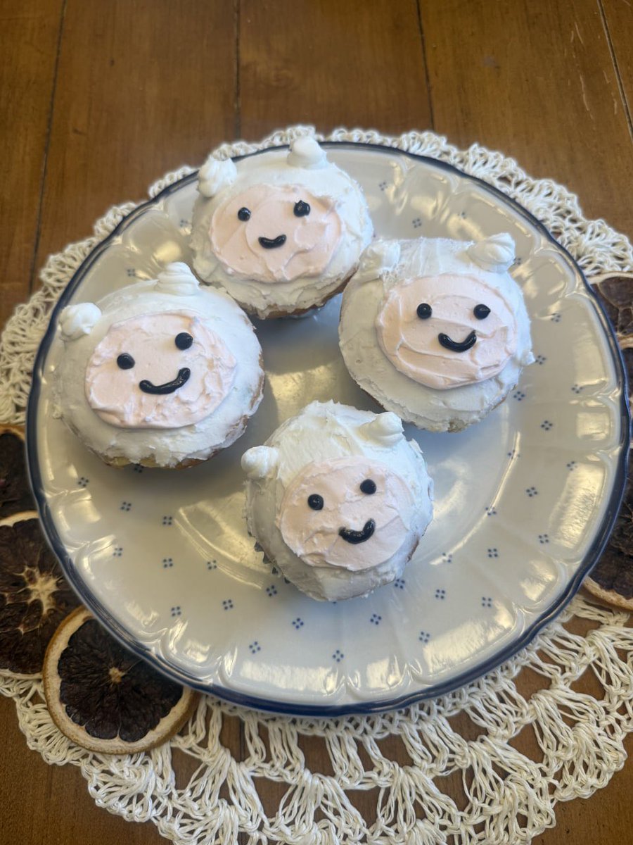 creamlineceline's tweet photo. Four little clouds of happiness on a plate. 🤍✨ https://t.co/Vw0Vn4Fe6s