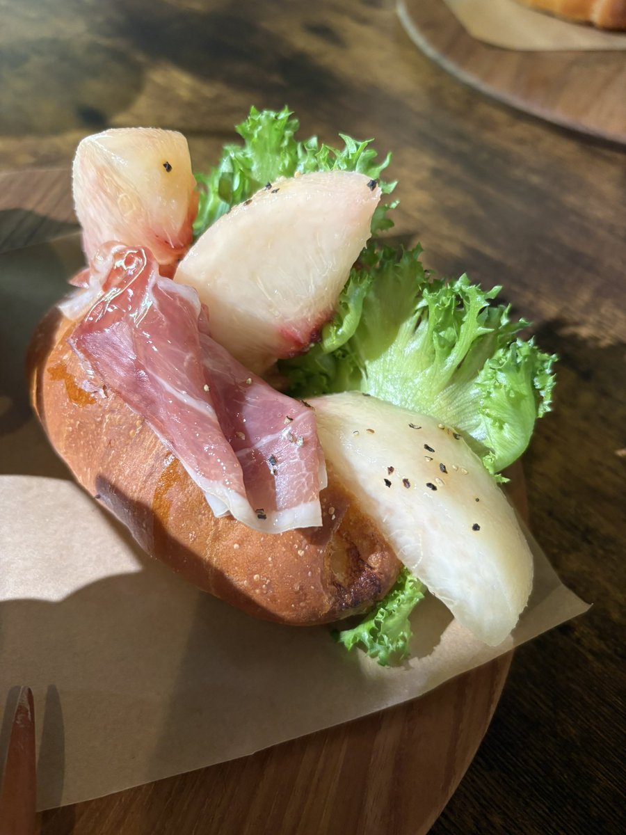 shima_Tblue's tweet photo. 食べたもの記録
鯛
鰹
お洒落パン
お芋のソフト https://t.co/5zUgr8vjZw