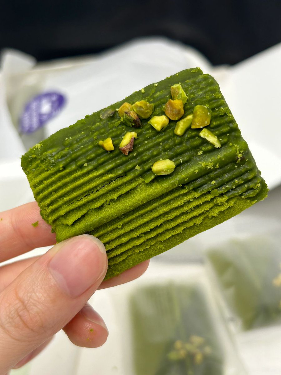 JoyceRollitvhw's tweet photo. Treat your taste buds to this crispy matcha cookie! Just shared half with my bestie—snacks are way better when split https://t.co/acLMZXWP50