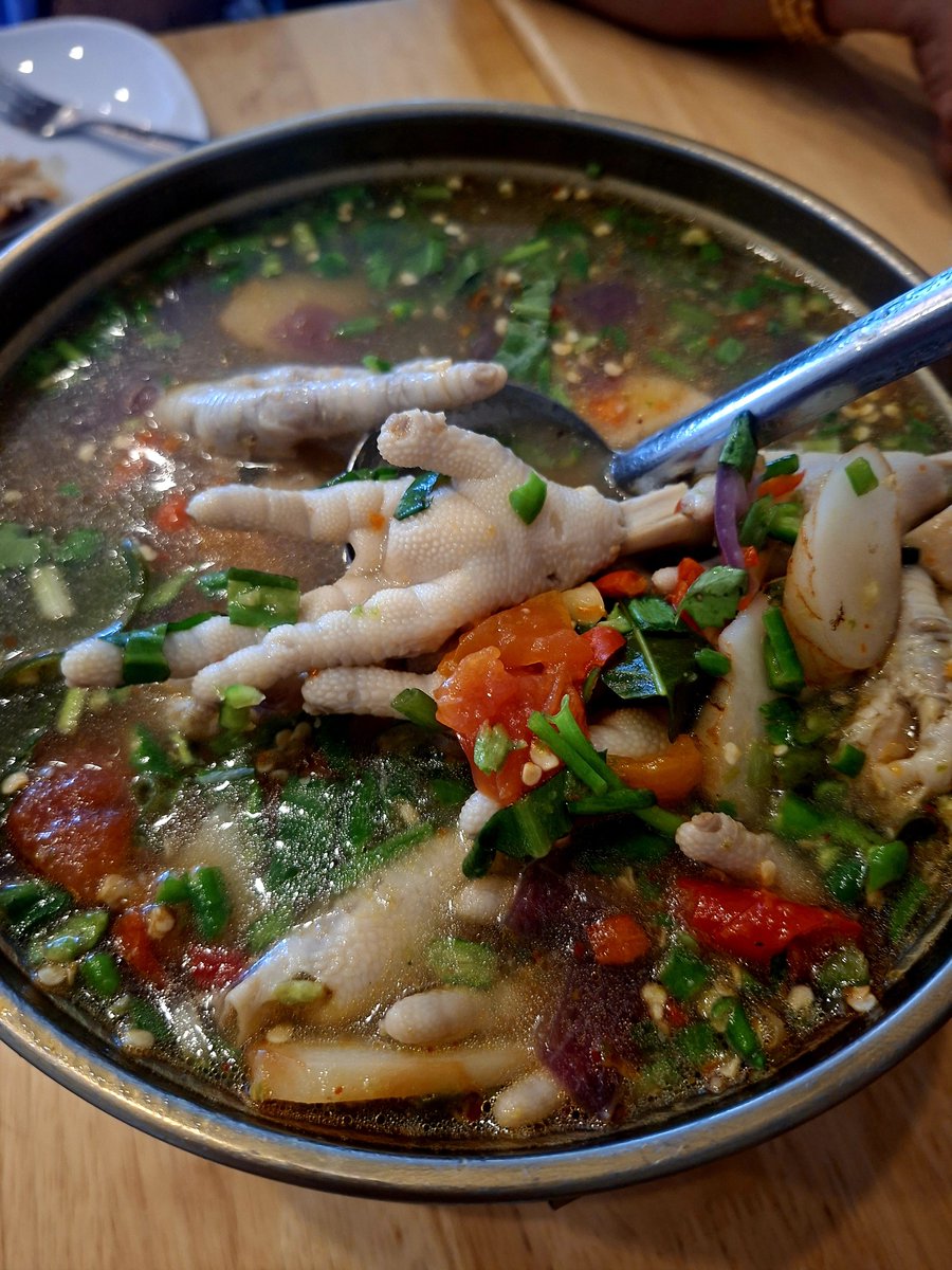 tiiker2000's tweet photo. โบราณบอกว่าคนโสดห้ามกินตีนไก่..เดี๋ยวจะไปแย่งแฟนคนอื่นเขา...จะเชื่อดีไหม https://t.co/cEDXnesp40