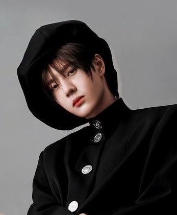Zhan0Bo's tweet photo. this genre of yibo in his lil berets 🫠 https://t.co/R6wDajoBnl