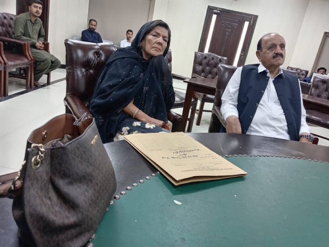 Bakhtt_PTI's tweet photo. علیمہ خان کو انکے گھر سے اغواہ کر لیا گیا۔ https://t.co/FVlClF4EaX