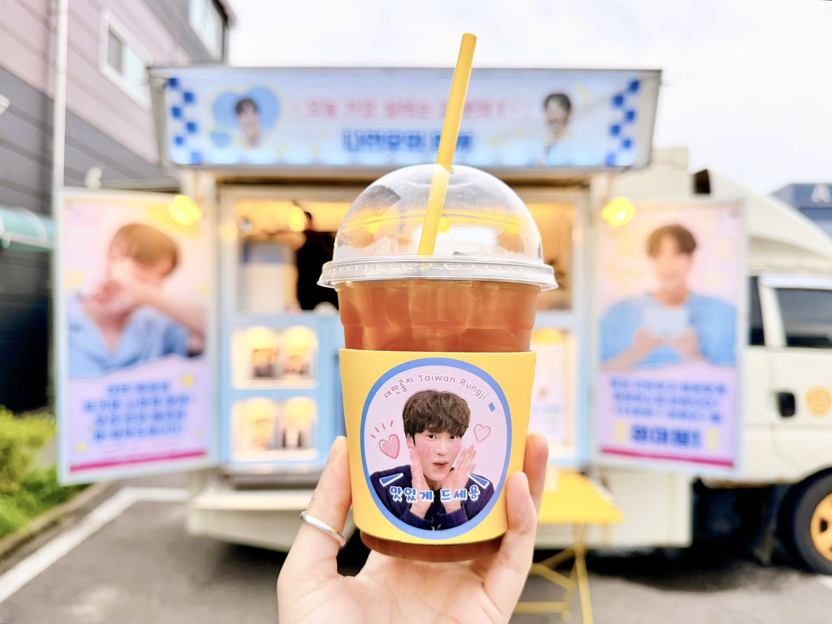 LemonJelly_915's tweet photo. Coffee Truck Support🥤🚛
From 🇹🇼Taiwan Rungji🍚
💌 Filming Site for 24분의1로맨스
Design : LemonJelly
Copywriting & Vendor Coordination: wjin917
Thanks : nainwoo917, yellowfuns, nifle.0323, Tina.....🍚
-
#나인우 #NAINWOO
#ナイヌ #羅人友
#24분의1로맨스 #LoveOClock https://t.co/IXJCAXqtNr