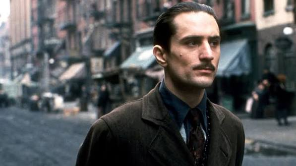 merlinpapin3's tweet photo. Ce soir sur @ARTEfr Le film #LeParrain2 de Francs Ford Coppola (1974) avec Al Pacino Robert de Niro James Caan Diane Keaton Michael V Gazzo gG.D Spralin Robert Duvall Talia Shire John Cazale
Depuis la mort de son père, Michael dirige les affaires de la famille Corleone. Alors qu'il s'apprête à conclure un contrat avec Hyman Roth, qui voit en lui son successeur, il manque d'être la victime d'un attentat. Il feint d'attribuer la responsabilité du crime à un clan mineur, les Pentangeli...
@FredOL69007
❤️si vous aimez