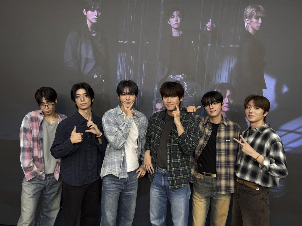 SF9_FANCLUB's tweet photo. [📸] 260920 SF9 2nd Album [TENACITY] 팬사인회

#SF9 #에스에프나인 
#TENACITY #Without_Wings https://t.co/D5XE0b5ou3