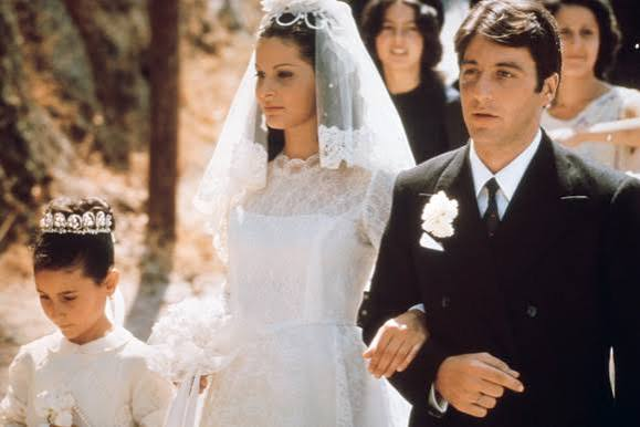 merlinpapin3's tweet photo. Ce soir sur @ARTEfr Le film #LeParrain2 de Francs Ford Coppola (1974) avec Al Pacino Robert de Niro James Caan Diane Keaton Michael V Gazzo gG.D Spralin Robert Duvall Talia Shire John Cazale
Depuis la mort de son père, Michael dirige les affaires de la famille Corleone. Alors qu'il s'apprête à conclure un contrat avec Hyman Roth, qui voit en lui son successeur, il manque d'être la victime d'un attentat. Il feint d'attribuer la responsabilité du crime à un clan mineur, les Pentangeli...
@FredOL69007
❤️si vous aimez