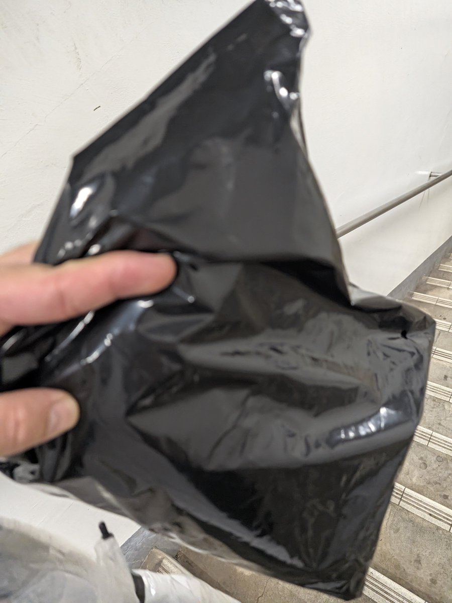TrkwwkrT's tweet photo. そりゃそうだなって感じの雨
とりあえずブツは確保したのでゲームショーでバカ混みしてる帰路をどう凌ぐかを考える😂
#chibalotte https://t.co/7im59NSewq