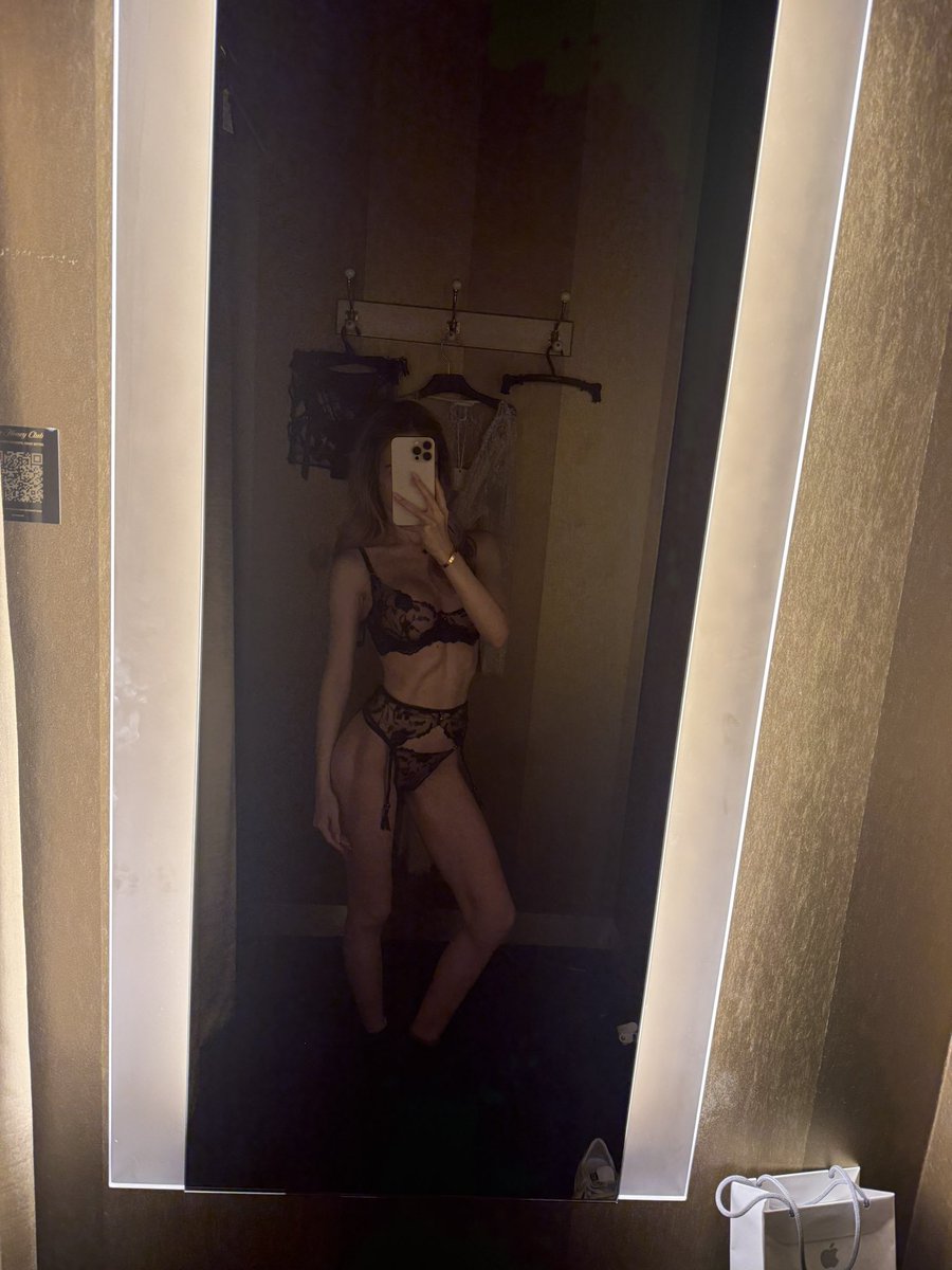 datelilywren's tweet photo. shopping for some new outfits :) https://t.co/WZjB9MWrBY
