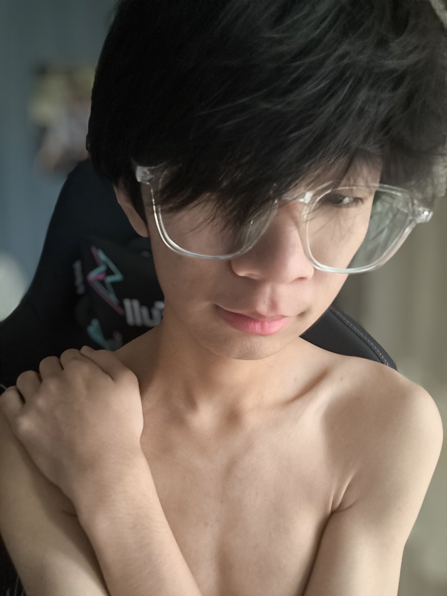 ShuangYu1337's tweet photo. i'm lonely https://t.co/HVf7xNv5EO