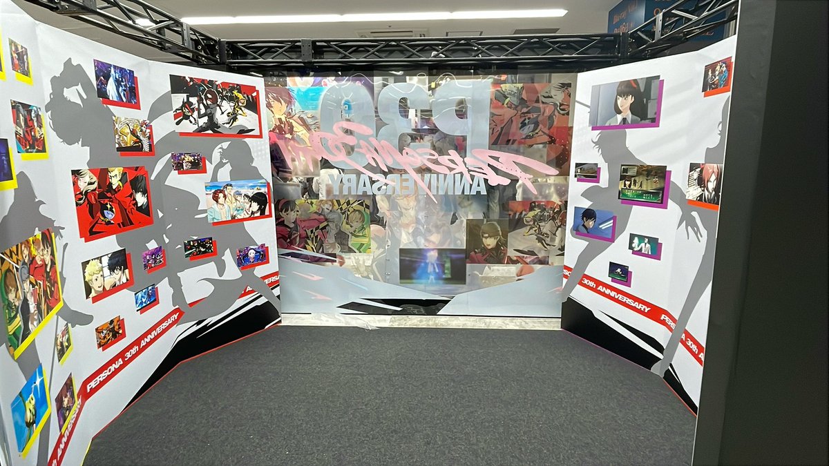 haruki_yokkora's tweet photo. 池袋にラノベを買いに行ったら、ほんと偶然山下本気うどんさんでヒプマイコラボしてた。向かいにバスブロ風の真っ赤な服の方がいましたね、ありがたい。
アニメイトではペルソナの展示！
ホクホクでした(´ｰ｀) https://t.co/Qvph9ol5SK