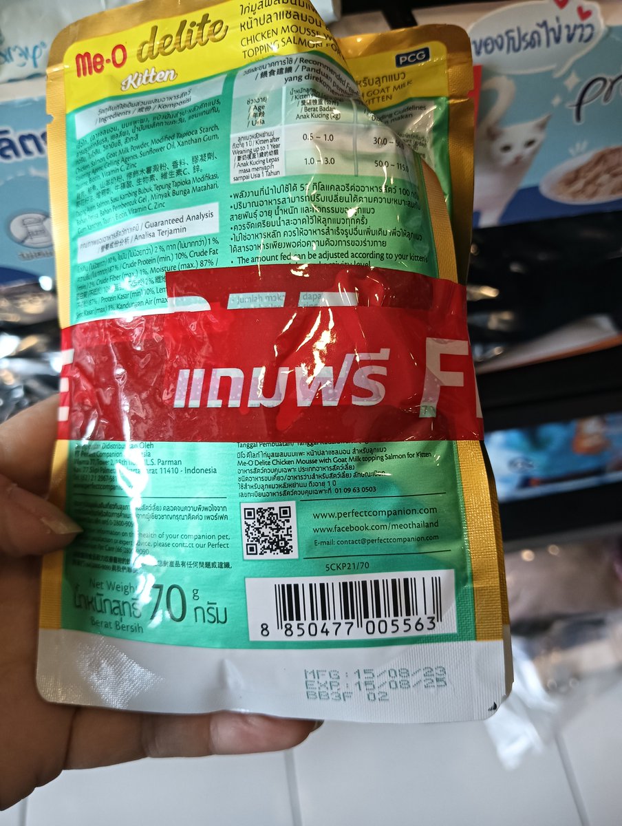 shirokumaasa's tweet photo. 猫のご飯買おうとしたら１年以上期限切れ。お店の人にわざわざ教えてあげたら、「期限切れだからbuy1get1なんだけど？」て。

えー！！！期限1週間前とかならわかるけど、期限後１年以上たってるけど？
老眼だったらわざわざ日にちなんてチェックしないだろうし、なんて店だ… https://t.co/yk5WT7STk7