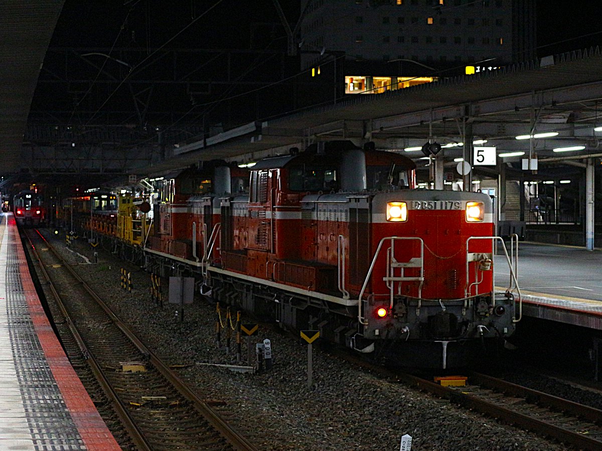 981151001's tweet photo. 9/19～9/20、シルバーウィーク前夜祭😊
久しぶりに【米】DD51重連＆ロンチキを見に行ってきました。
バタバタの機回しからのライト付け忘れで出発😮
これはこれでいいもん見せてもらいました🙏
撮影の皆様、お疲れ様でした～🤗 https://t.co/YH8TMtGt82