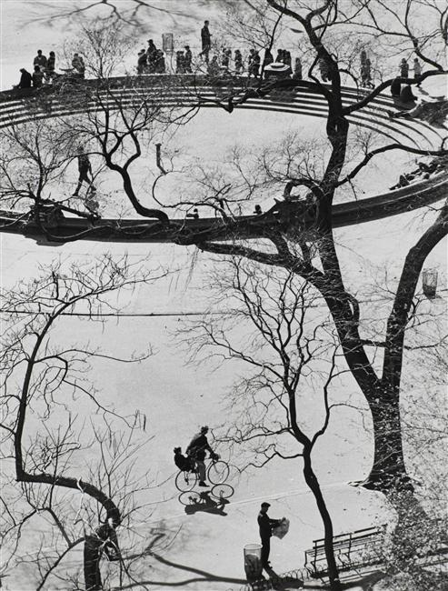 eyeonaxis's tweet photo. Washington Square, New York, 1959, by André Kertész https://t.co/Dbb9fXMIm5