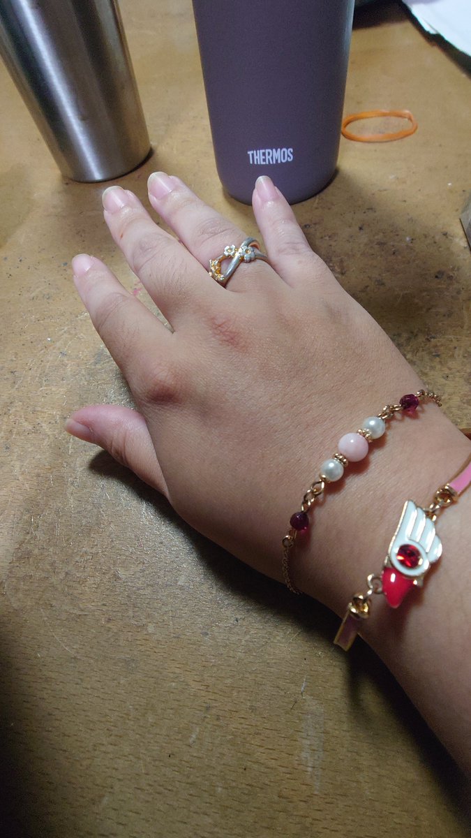 sorata61_'s tweet photo. 浮腫みによる豚の手なのはスルーしてもらって

常に付けてる。もう守ってくれるのは魔法少女しか居ない(？)
(尚封印の杖に限る(？)) https://t.co/ItNp0tnlsT