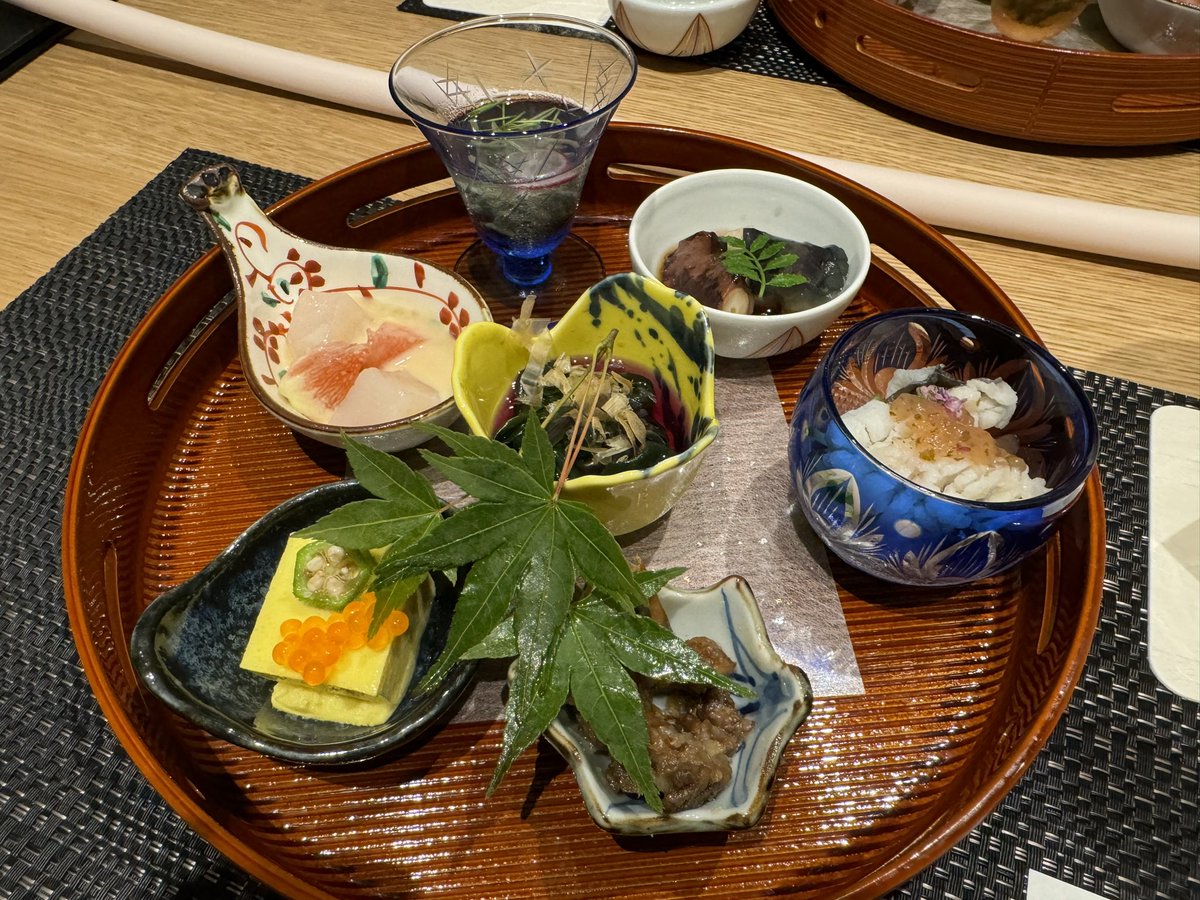 popo_WC_'s tweet photo. クソ美味くて敷居の高いところに来て、色んな意味で困り果てている。
飛騨牛のたたきが美味すぎる https://t.co/WjvXRNyMWY