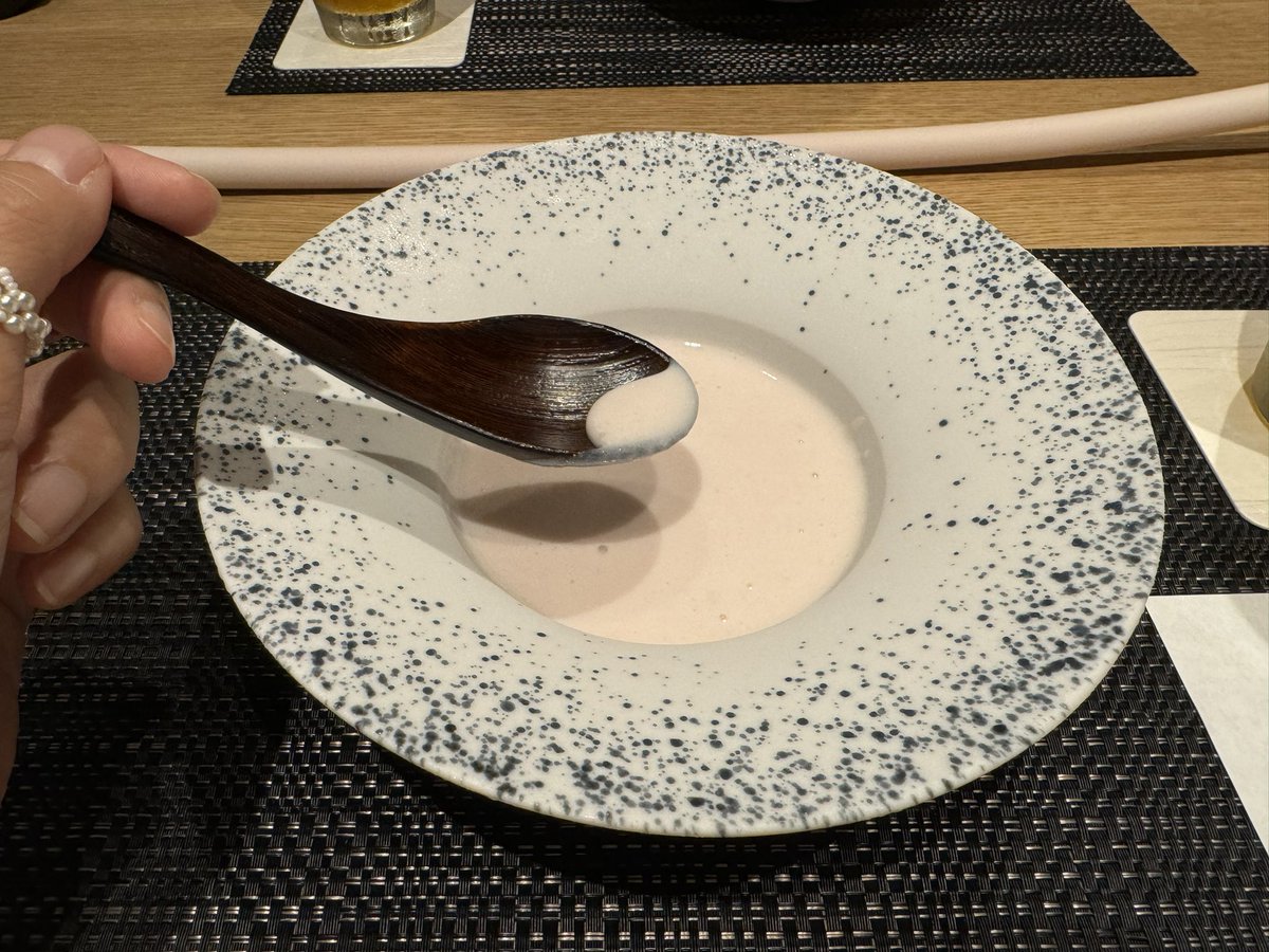 popo_WC_'s tweet photo. クソ美味くて敷居の高いところに来て、色んな意味で困り果てている。
飛騨牛のたたきが美味すぎる https://t.co/WjvXRNyMWY