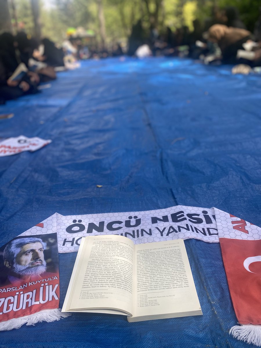 furkanneslim06's tweet photo. Ey "her şey bitti" diyenler,
korkunun sofrasında yılgınlık yiyenler...

Ne kırlarda direnen çiçekler, ne kentlerde devleşen öfkeler henüz elveda demediler.

Bitmedi daha, sürüyor o kavga.
Ve sürecek; yeryüzü aşkın yüzü oluncaya dek.

Bilinsin ki bu yolun sonunda
sürgün de olsa, ölüm de olsa,biz bu davadan, bu mücadeleden asla vazgeçmeyeceğiz.

 #HocamlaOkuyorum